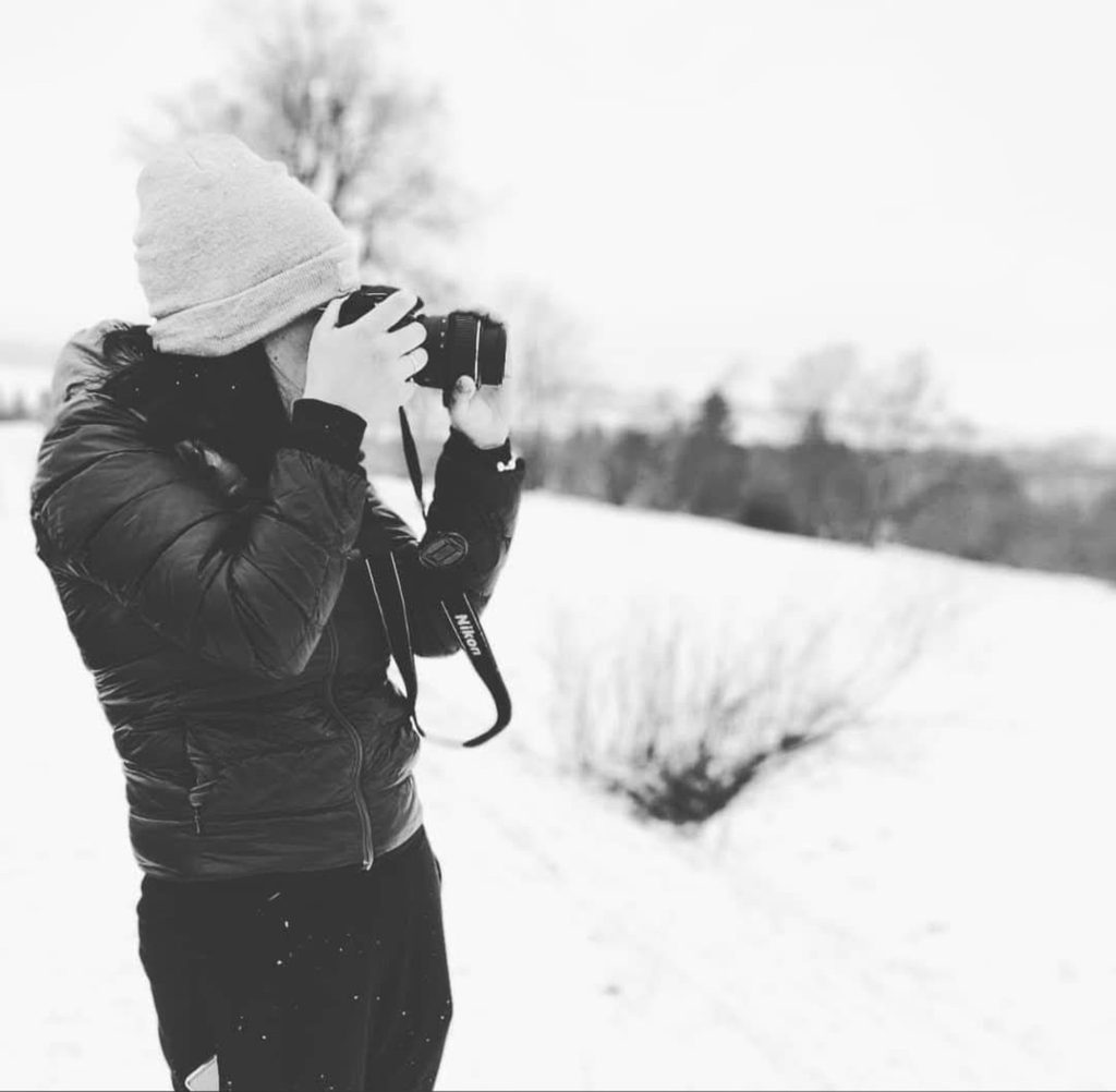 Mélanie Marès, photographe, en train de photographier dans la neige